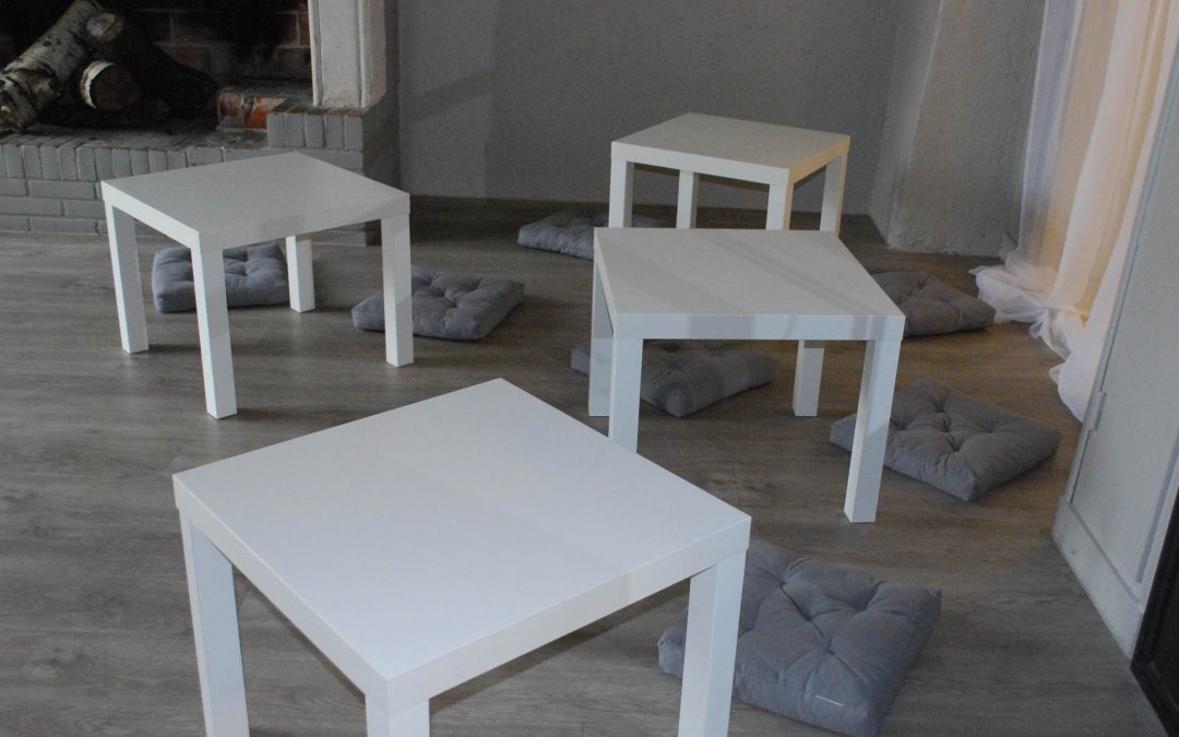 Petite table blanche : 3 €
