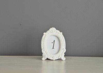Location petit cadre rétro blanc, numéro de table: 1€